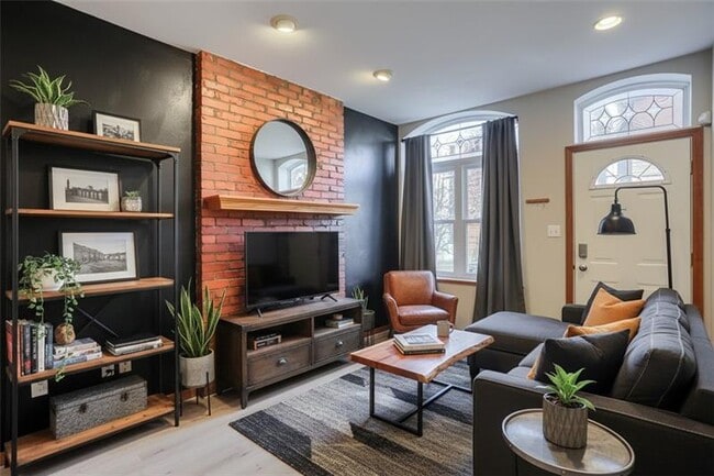 Building Photo - 2810 Sarah St