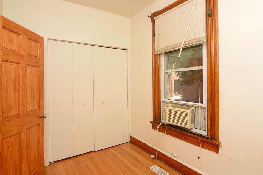 Building Photo - 2622 N Marshfield Ave