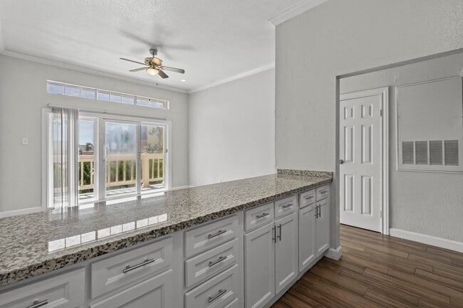 Building Photo - 7820 Seawall Blvd