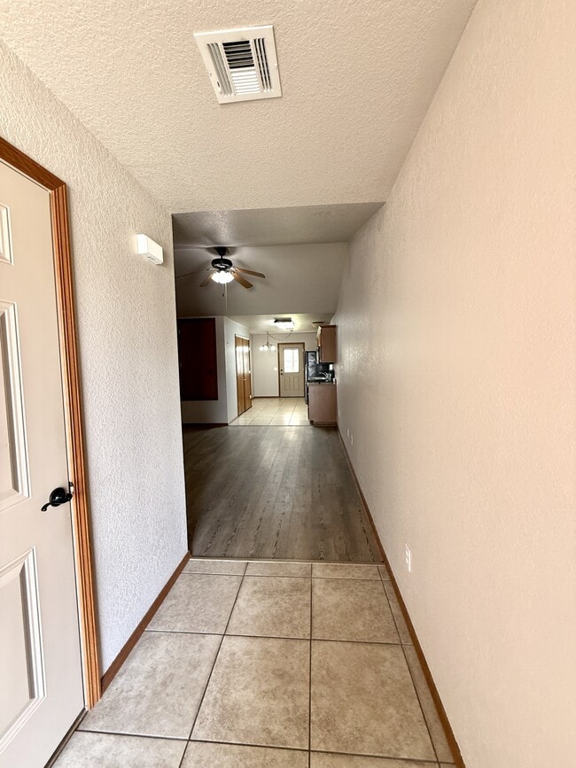 Building Photo - 2202 Lakeview Dr