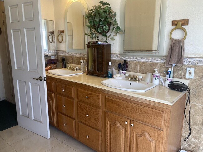 Building Photo - "Modern 5-Bedroom Sanctuary with 3 Baths and 4,353 Sq Ft of Comfort in San Bernardino!"