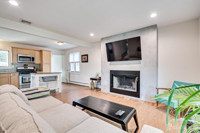 Building Photo - 1331 Sunset Ave