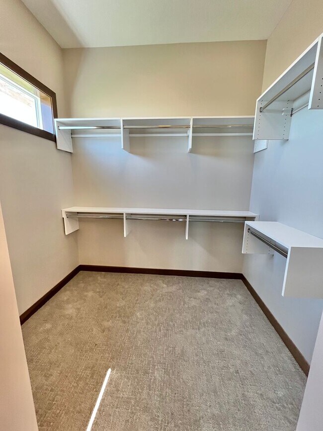 Building Photo - 5 Bed/2.5 Bath Twinhome For Rent!