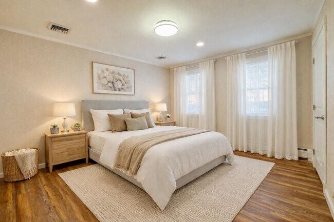 Building Photo - 16 W 51st St