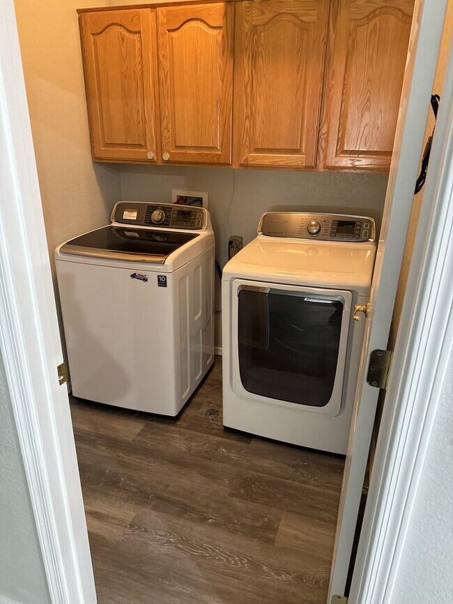 Building Photo - 1825 E Shore Villas Dr