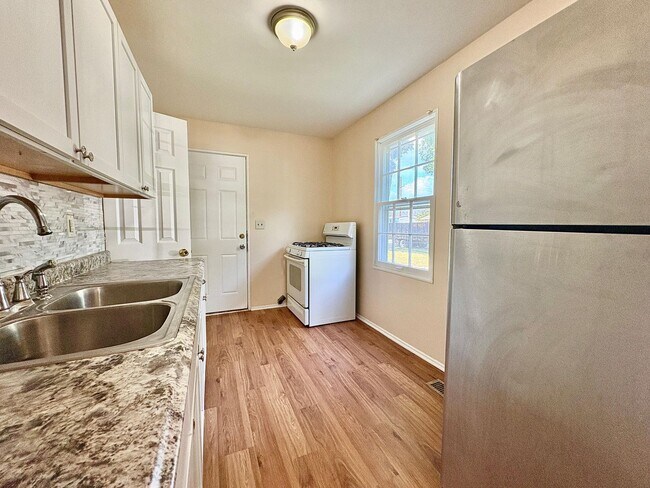 Building Photo - 1325 Browne Ln