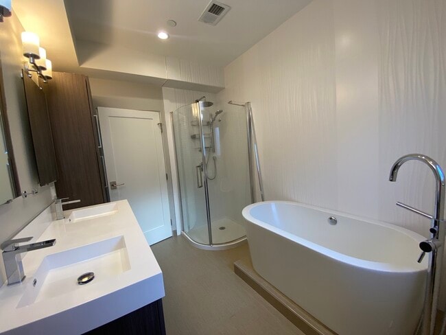 Building Photo - 2131 Carlmont Dr