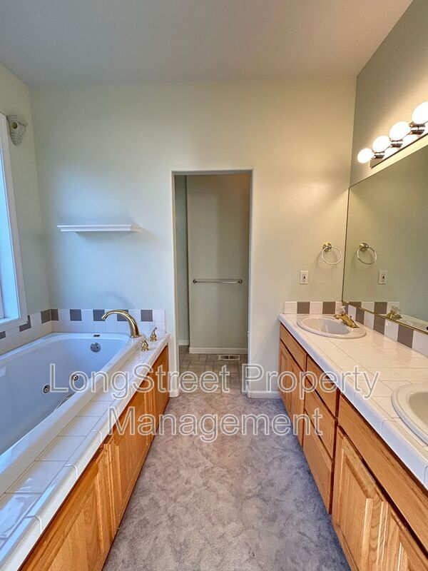 Building Photo - 852 Marilyn Dr