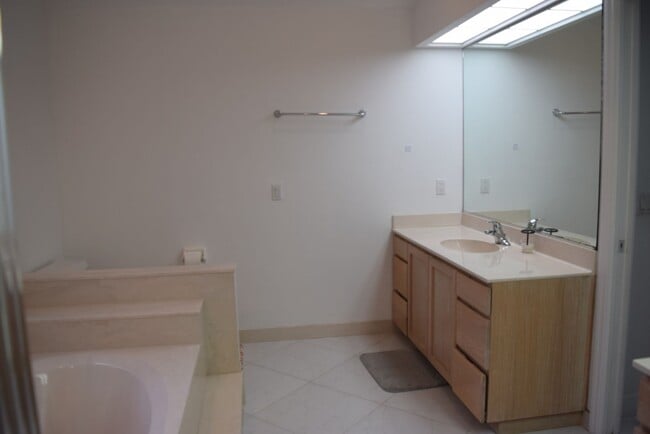 Building Photo - Fully furnished 3 bedroom 3 Bath POOL home in Sandpiper Bay