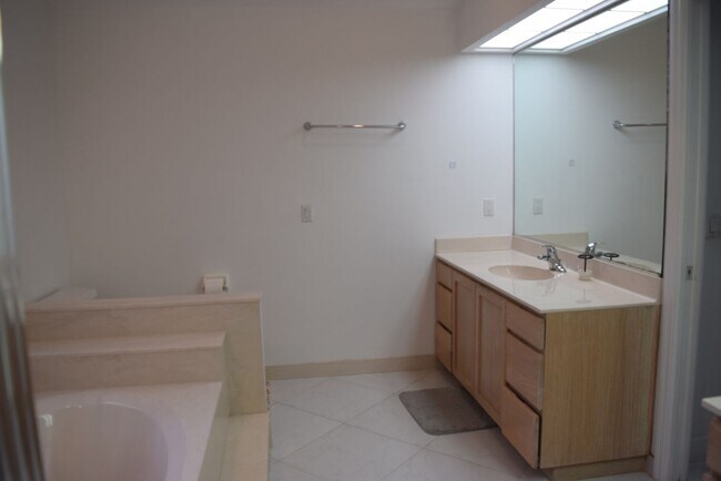 Building Photo - Fully furnished 3 bedroom 3 Bath POOL home in Sandpiper Bay