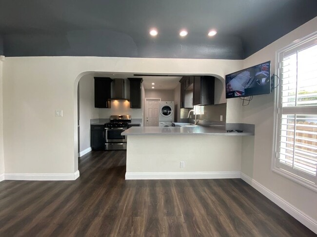 Building Photo - 702 N McCadden Pl