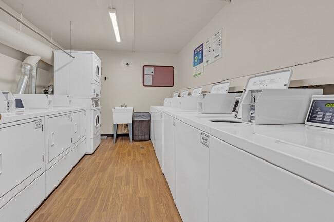 Building Photo - 1375 Rebecca Dr
