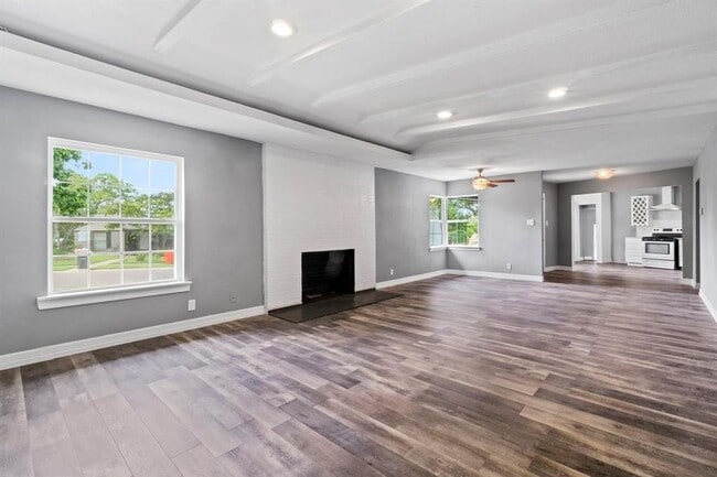 Building Photo - 1910 Danube Dr