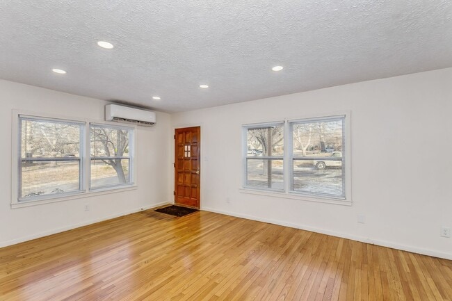 Building Photo - Bright and Spacious 2 Bedroom Duplex!