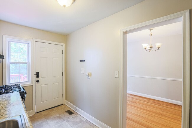 Building Photo - 1154 Elm Rd