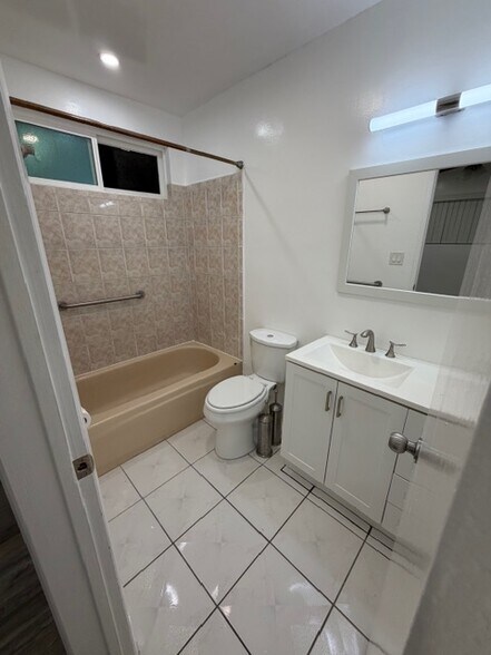 Building Photo - 1802 E Glenoaks Blvd