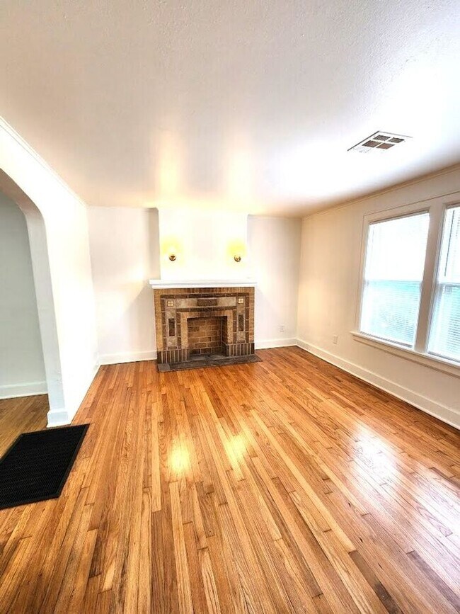 Building Photo - Remodeled 1 BED 1 BATH DUPLEX MIILER'S BLVD HISTORIC DISTRICT