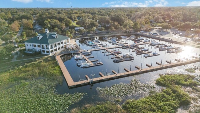 Building Photo - Charming 2/2 Spacious Home with/ 1 Car Garage in St. Cloud Close to the Lakefront Park