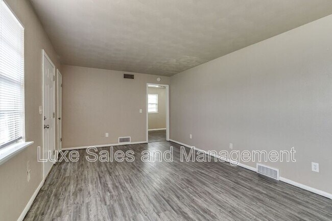 Building Photo - 3005 SW 52nd Pl