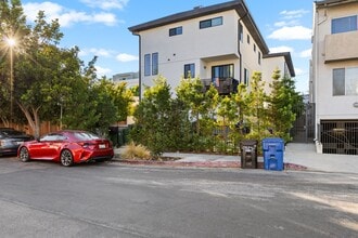 Building Photo - 4 Bed / 4 Bath Townhome in Sawtelle