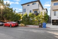 Building Photo - 4 Bed / 4 Bath Townhome in Sawtelle