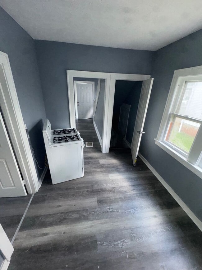 Building Photo - Charming 3-Bedroom Property in Prime Location (SECTION 8 VOUCHERS ACCEPTED)