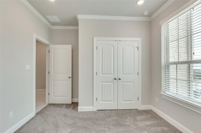 Building Photo - 5520 La Canada Wy