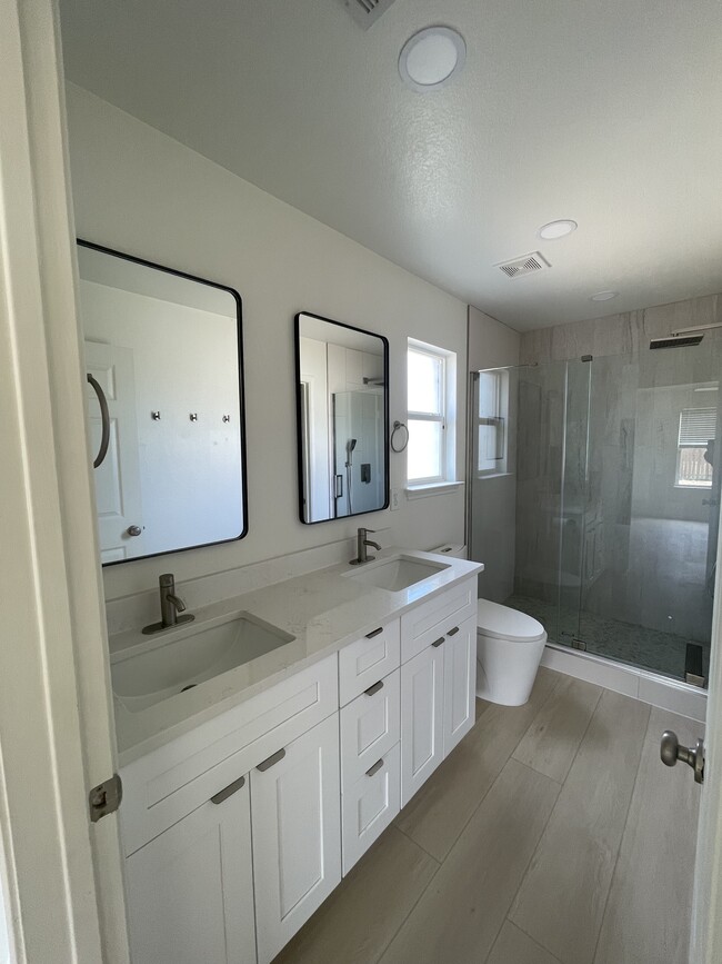 Master bathroom - 1016 Starlight Dr