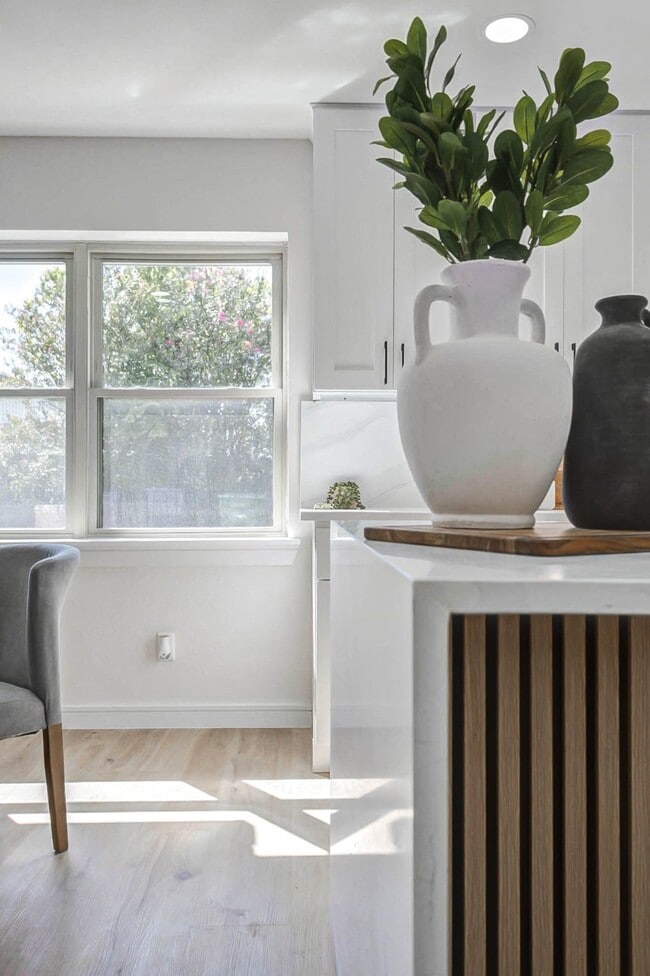 Building Photo - 9923 Emnora Ln