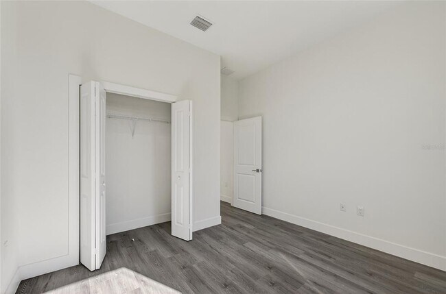 Building Photo - 511 Sweetwater Dr