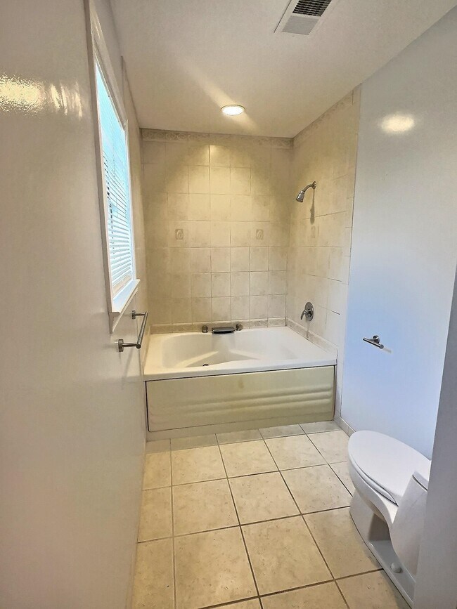 Building Photo - 1562 Holly Hill Dr