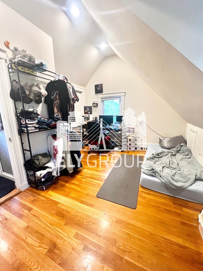 Building Photo - 165 Sharon St