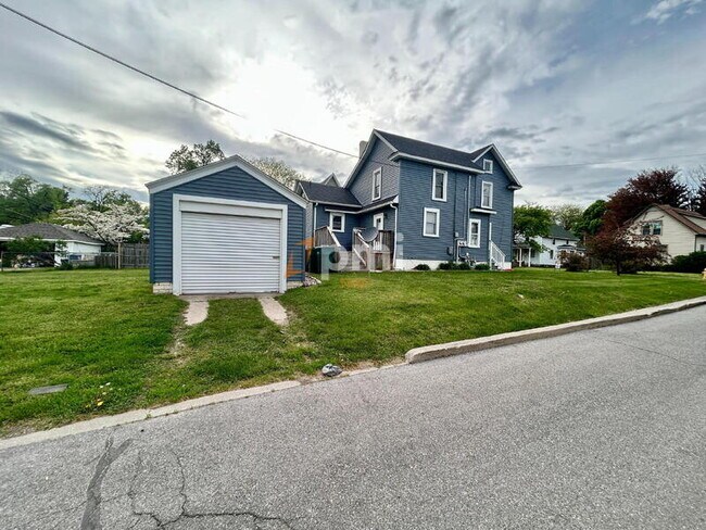 Building Photo - 1302 2nd St