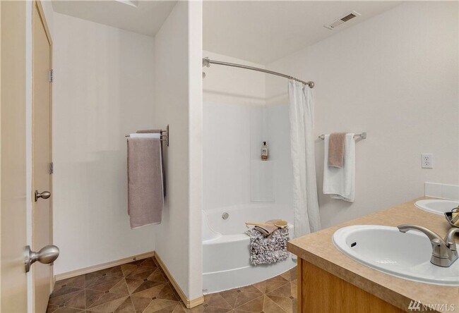 Building Photo - 17508 14th Dr SE