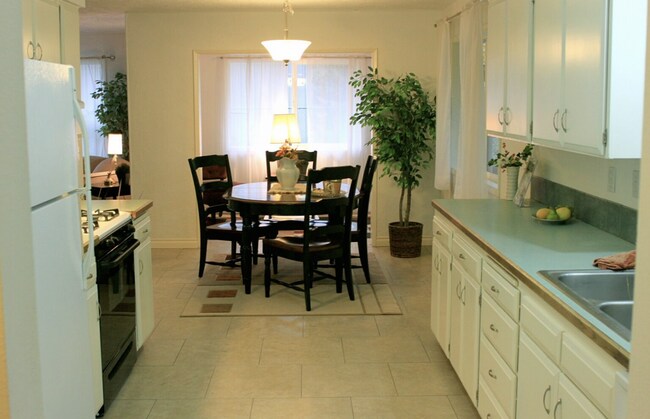 Building Photo - Mid Century Modern in Lakeshore!