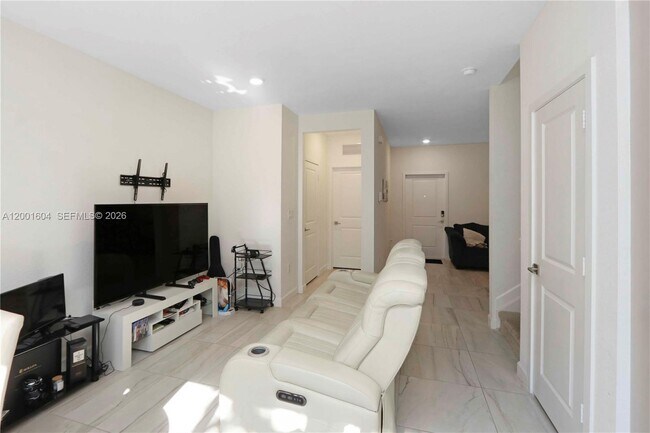 Building Photo - 2432 SE 10th St