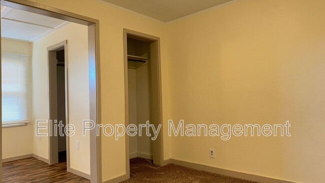 Building Photo - 2727 Santa Fe Dr