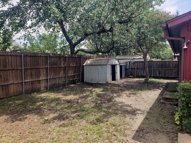 Building Photo - 2101 Deerfield Dr