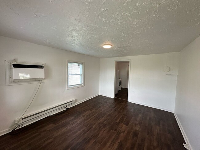 Building Photo - 461 Dennis Dr
