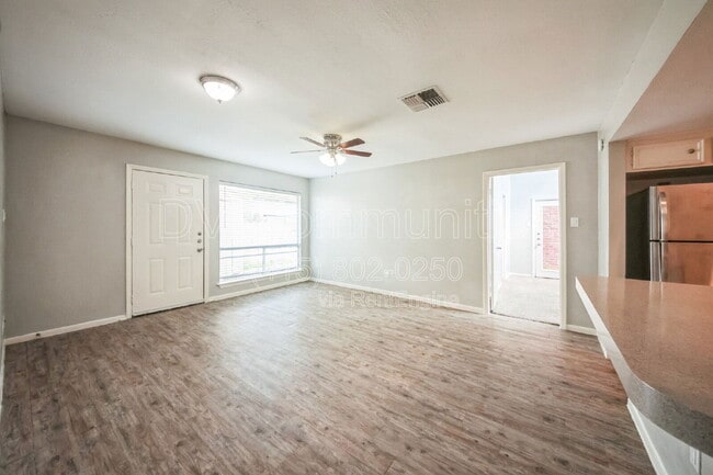 Building Photo - 4802 Oak Hollow St