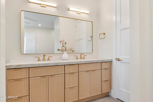 Building Photo - 5540 E Dahlia Dr