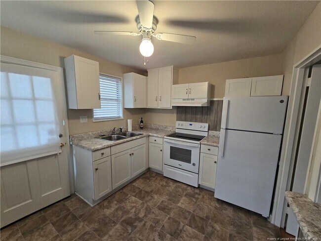 Building Photo - 479 McBain Dr