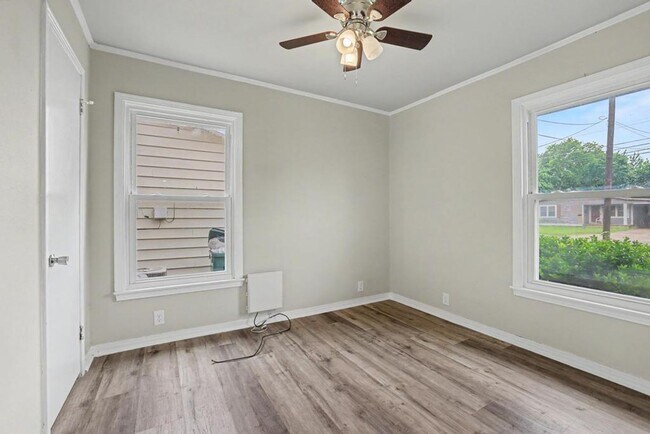 Building Photo - Step into this beautifully remodeled 3-bedroom, 2-bathroom home offering modern upgrades and comf...