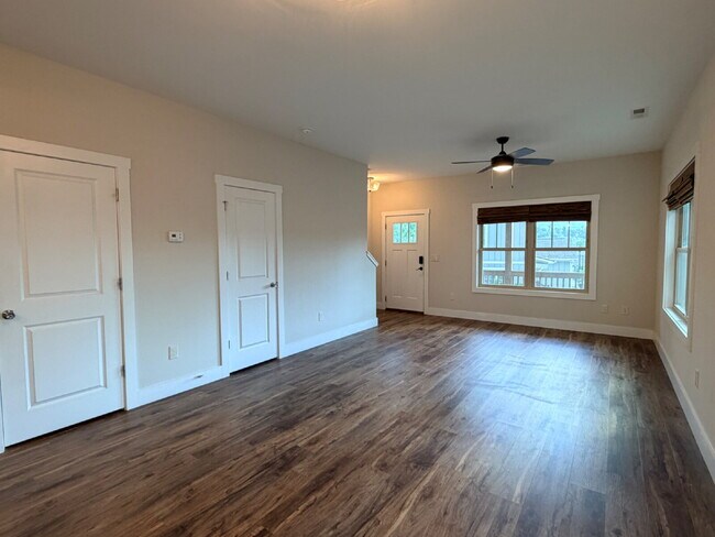 Building Photo - 2 Bed/2.5 Bath Home for Rent in Weaverville, NC