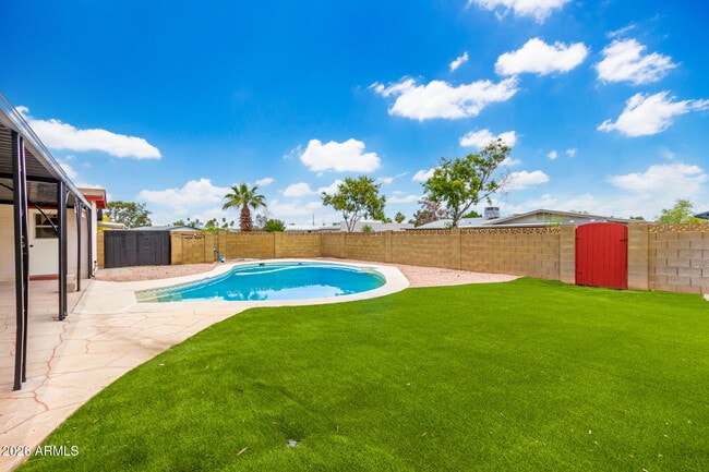 Building Photo - 2111 S River Dr