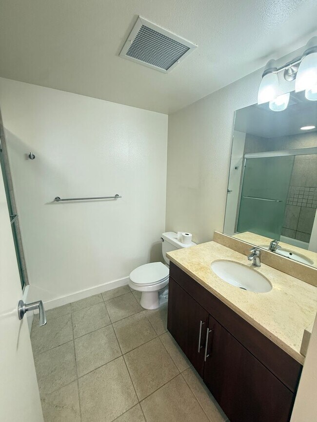 Building Photo - Available Now 1 Bed, 1 Bath, Kaka'ako, Oce...