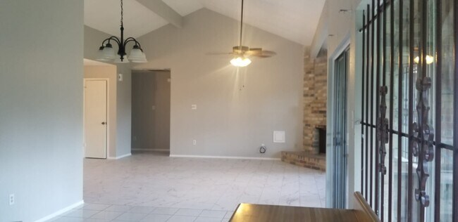 Building Photo - 527 Oakdale Dr