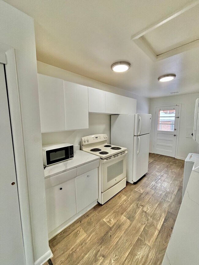 Building Photo - Sunlit Bungalow in Denver’s University District!! Available Now!!