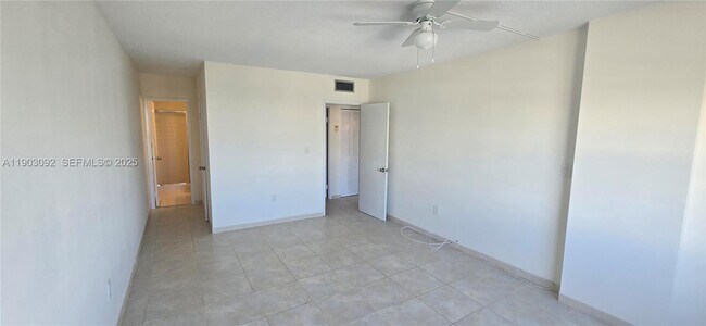 Building Photo - 400 Kings Point Dr