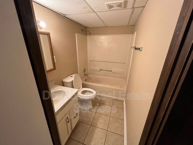 Building Photo - 601 Wilshire Dr